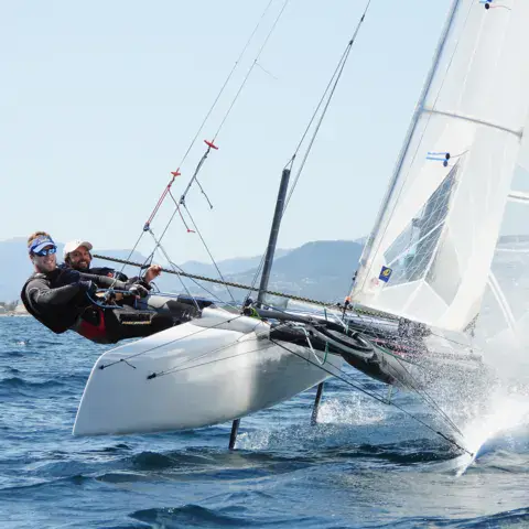 Catamaran sur foils en navigation