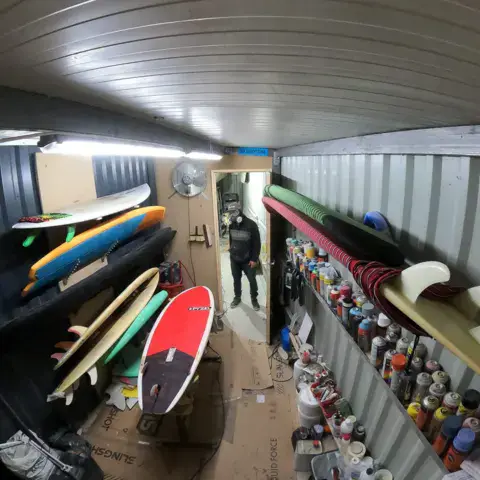 Intérieur de l'atelier avec planches et matériel
