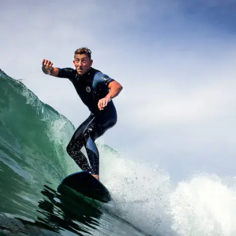 Surfeur dans une vague