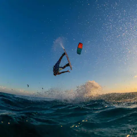 Kitesurfeur en saut