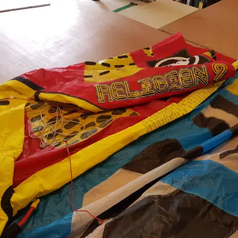 Voile de kitesurf en cours de réparation