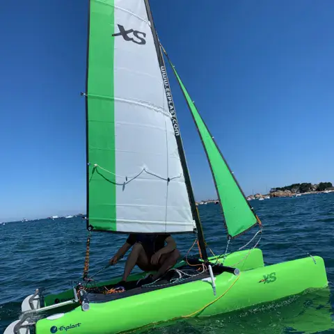 Catamaran XS en navigation