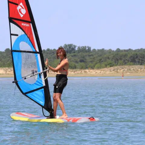 Initiation à la planche à voile dans la baie de Bonne Anse