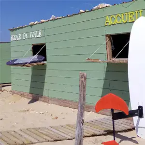 Cabane d'accueil de l'école de voile sur la plage
