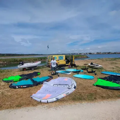 Matériel de wingfoil préparé sur le site de la Ch'noue
