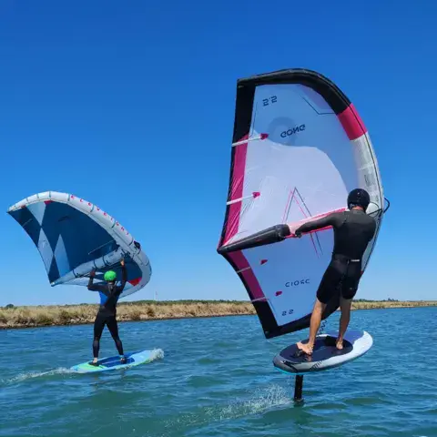 Wingfoilers sur le plan d'eau calme