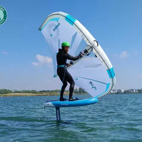 Wingfoiler en navigation aux Sables-d'Olonne