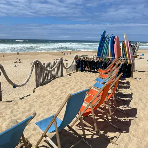Plage des Casernes, planches et transats de la Natural Surf School