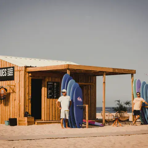 Cabane de l'école Les Vagues sur la plage Notre-Dame
