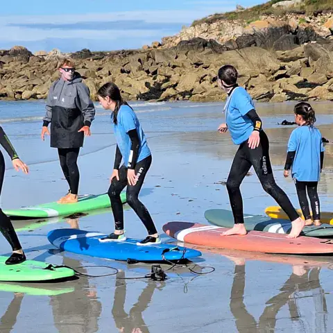 Groupe de stagiaires de surf dans l'eau