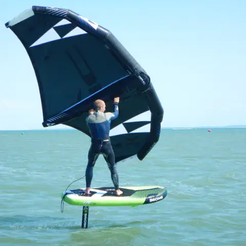 Initiation au wingfoil dans la baie