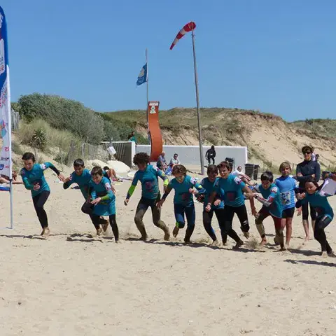 Jeunes du club lors d'une activité sur la plage