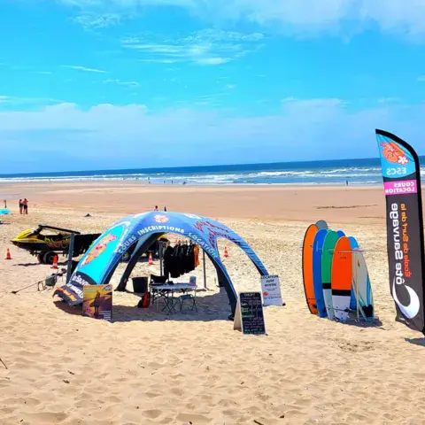 Stand de l'école sur la plage de la Côte Sauvage