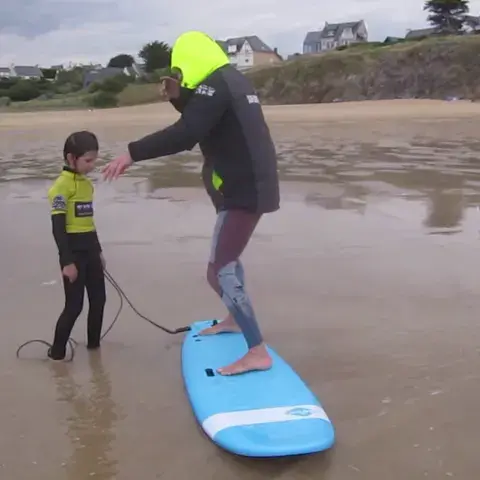 Initiation au surf dans les vagues
