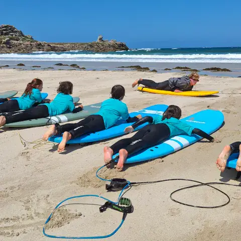 Cours de surf sur la plage de Penfoul