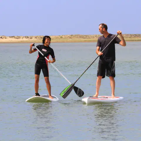 Paddle sur les eaux calmes de la baie