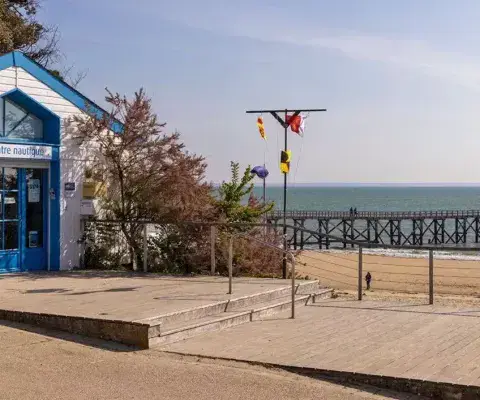 Secrétariat du centre nautique face à la mer