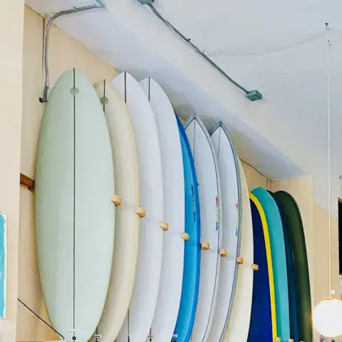 Planches de surf exposées dans la boutique