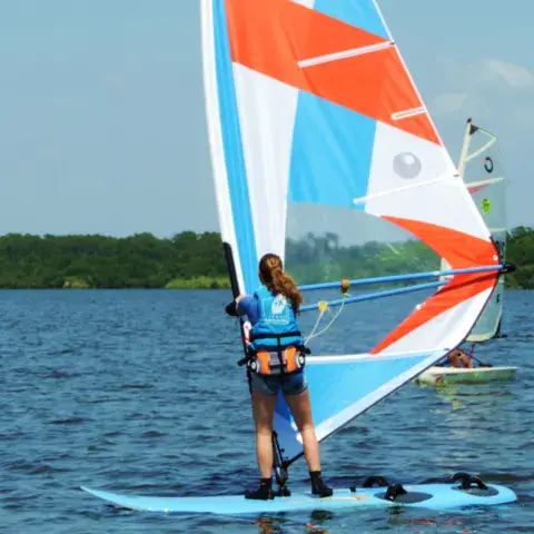 Planche à voile sur le lac