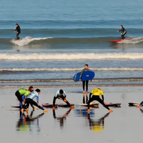 Élèves en début de cours sur la plage des Dunes