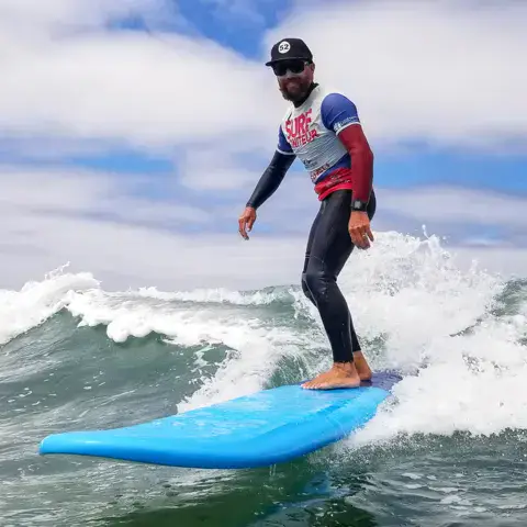 Moniteur de surf sur une vague