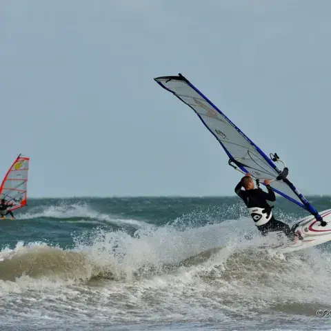 Planche à voile dans les vagues
