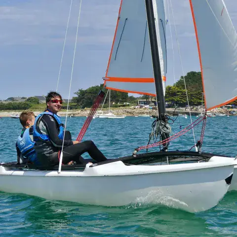 Catamaran en navigation
