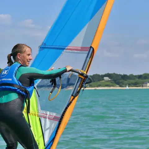 Pratiquante de planche à voile