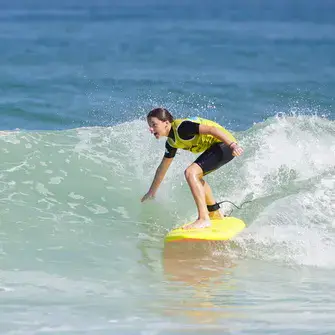 Élèves en cours de surf à Capbreton