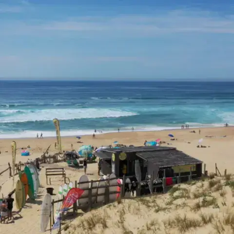 La cabane de la Natural Surf School sur la plage des Casernes