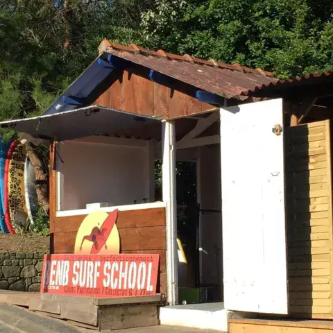 Cabane de l'école de surf sur la plage de Mayarco