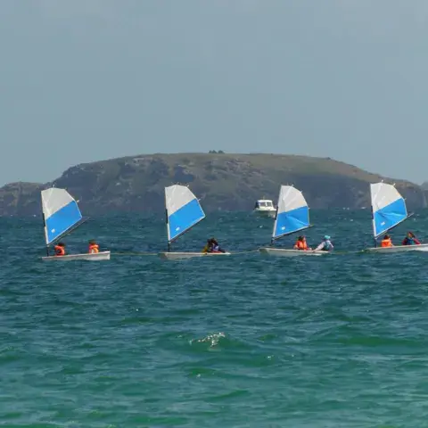 Flottille d'optimists au large