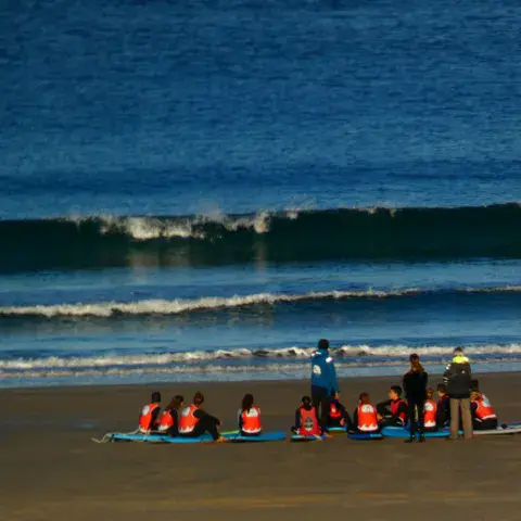 Cours de surf en groupe sur la plage