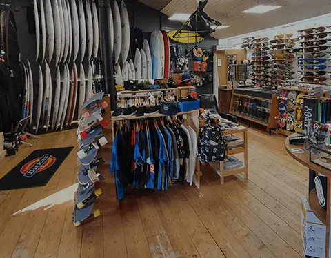 Intérieur de la boutique de surf et de skate