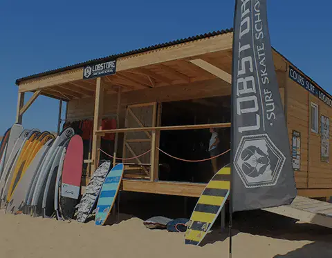 Cabane de l'école de surf sur le parking de la plage