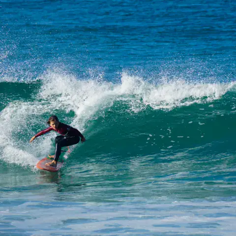 Surfeur sur une vague