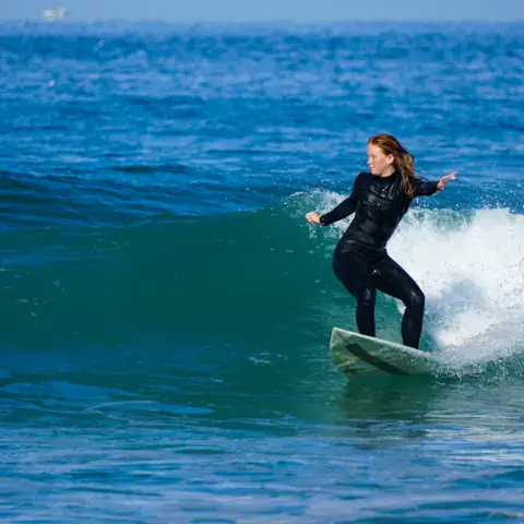 Surfeuse sur une vague