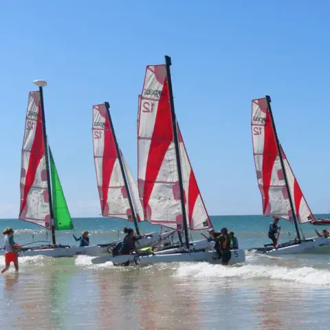Catamarans lancés depuis la plage