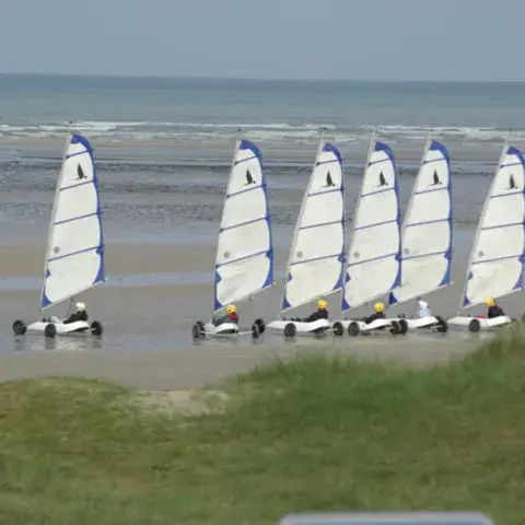 Chars à voile alignés sur la plage