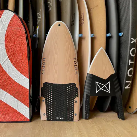 Planches de surf écoconçues Notox en rack à l'atelier