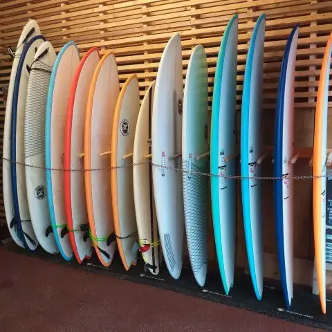 Planches de surf alignées devant le shop