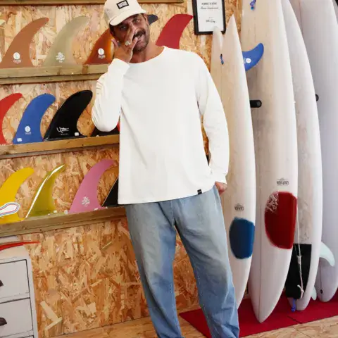 Dans la boutique Chipiron devant le mur de planches