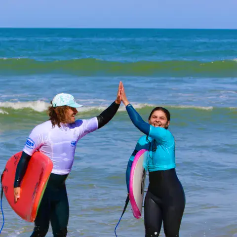Élèves en session de surf dans les vagues d'Hourtin