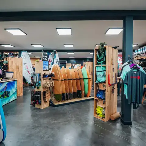 Intérieur du magasin de kite, wing et surf