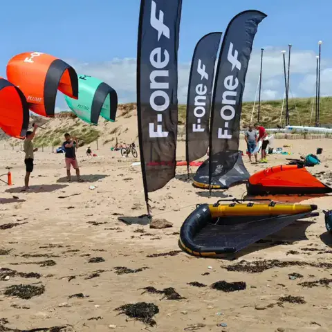 Stand de matériel de kite et de wing sur la plage
