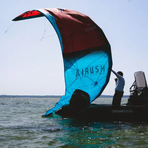 Moniteur sur le bateau d'assistance pendant un cours de kitesurf