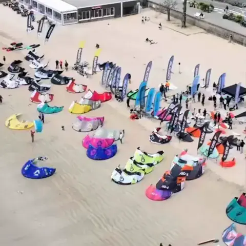 Ailes de kite et de wing étalées sur la plage