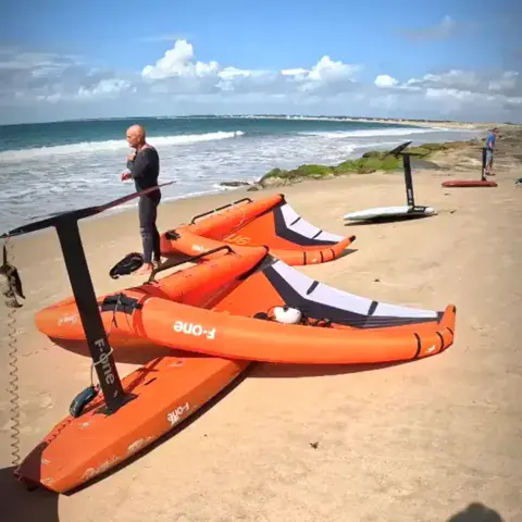Wings et foils posés sur le sable