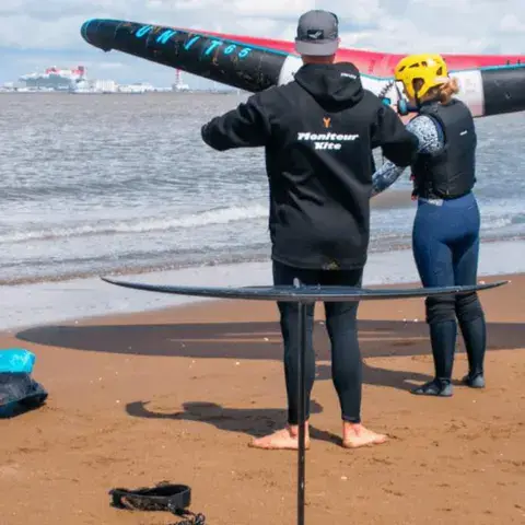 Préparation d'un cours de wing sur la plage