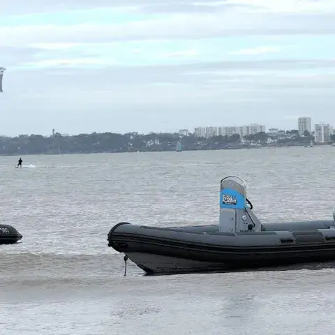 Bateaux de sécurité de l'école sur l'eau
